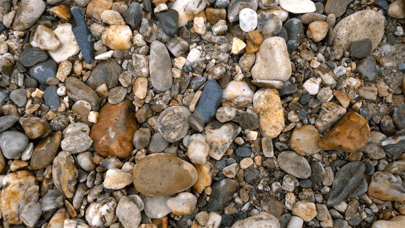 Galets de rivière de formes et couleurs variées